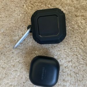 Black SAMSUNG ear buds holder/charger AND black clip-on case.